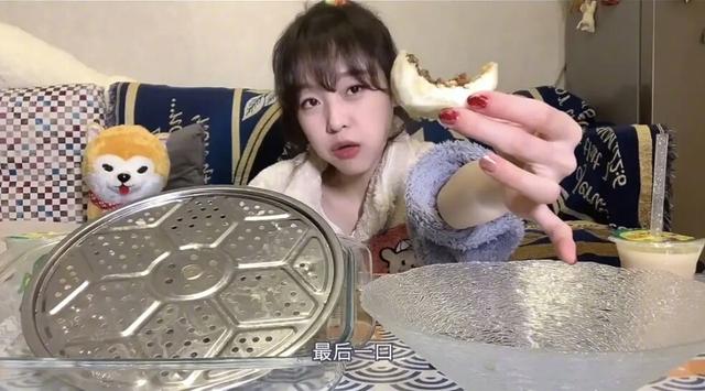 大胃王mini粉丝手撕央视 后者揭开吃播套路 大胃王要凉凉