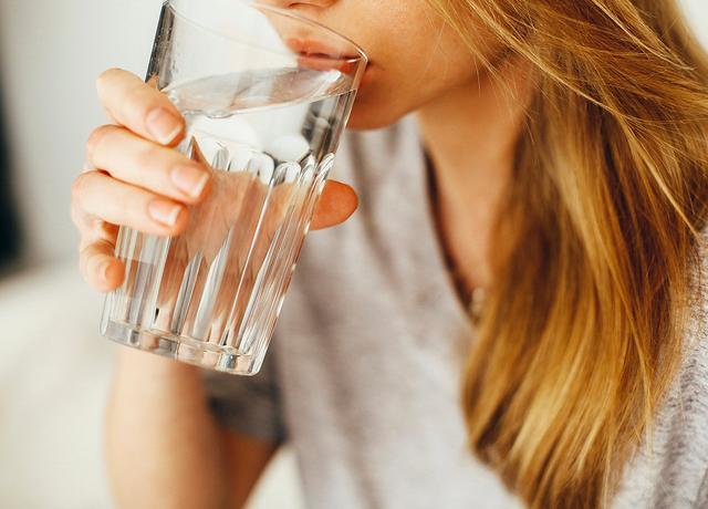 为什么动物能直接喝脏水，而人类喝水需要过滤？
