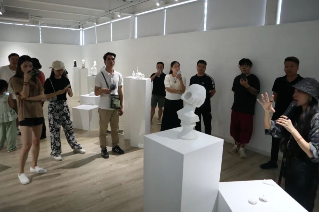 单元,展出作品16组,共邀请了5位德化当代陶瓷艺术家:苏献忠,郑振雷