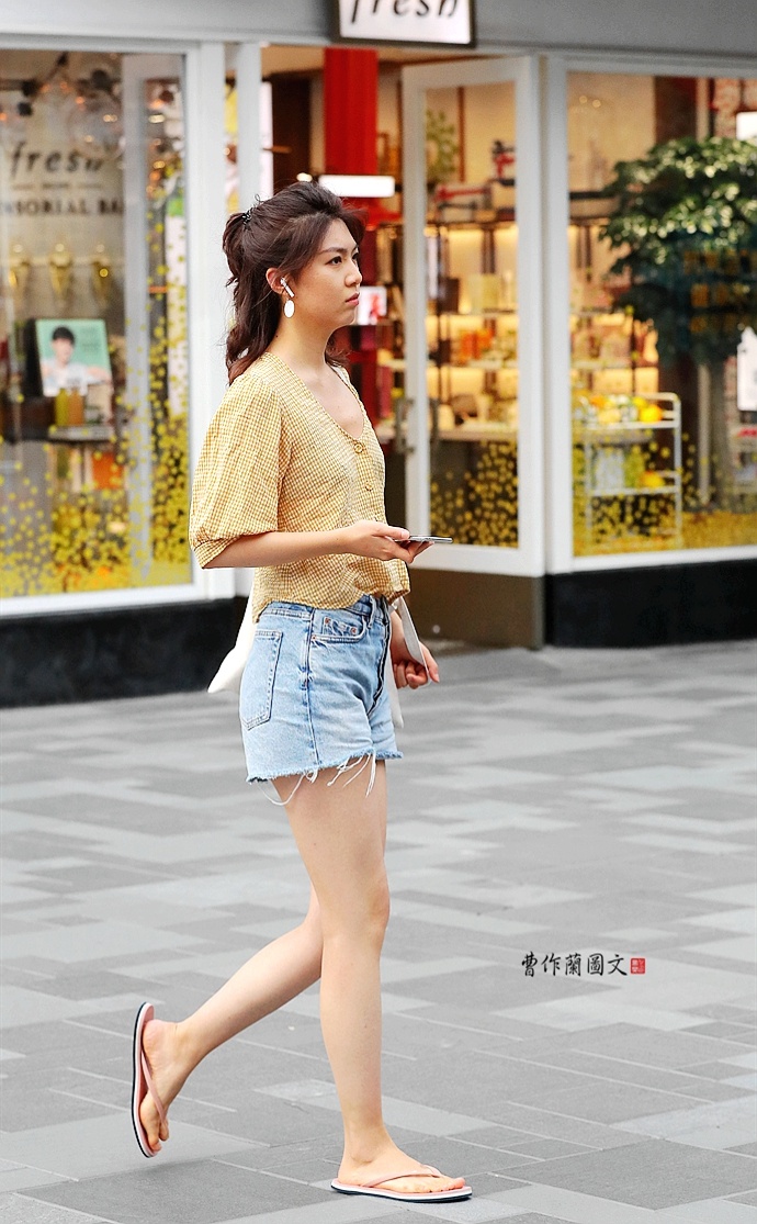 街拍:穿一身纯棉的小美女|纯棉|小姑娘|人字拖_新浪