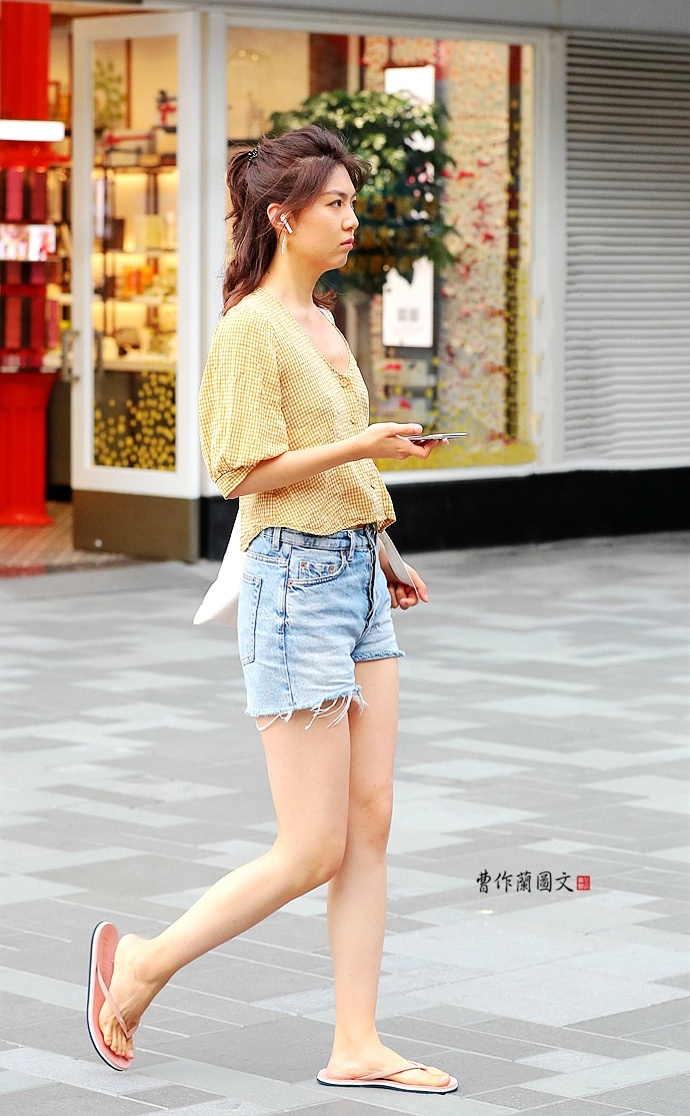 街拍穿一身纯棉的小美女