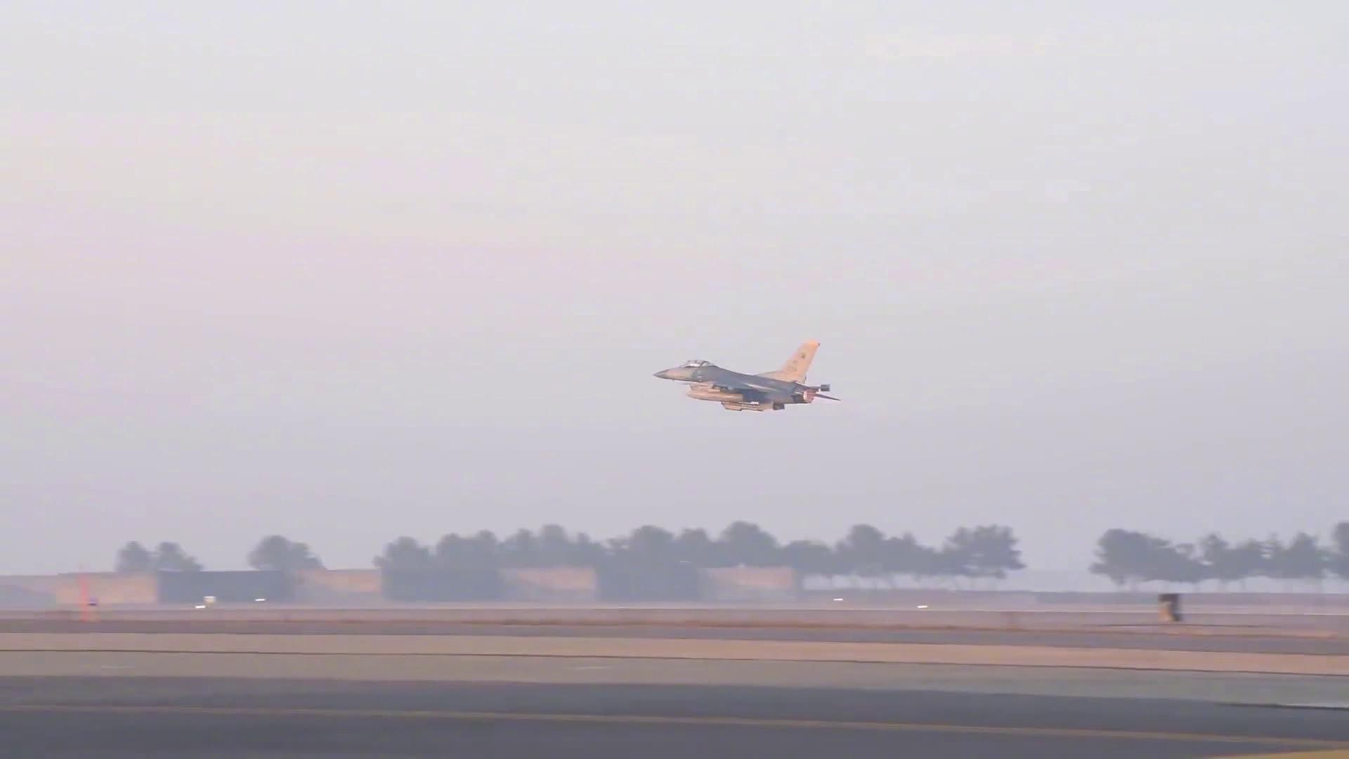 驻韩美军群山空军基地f-16战机升空训练