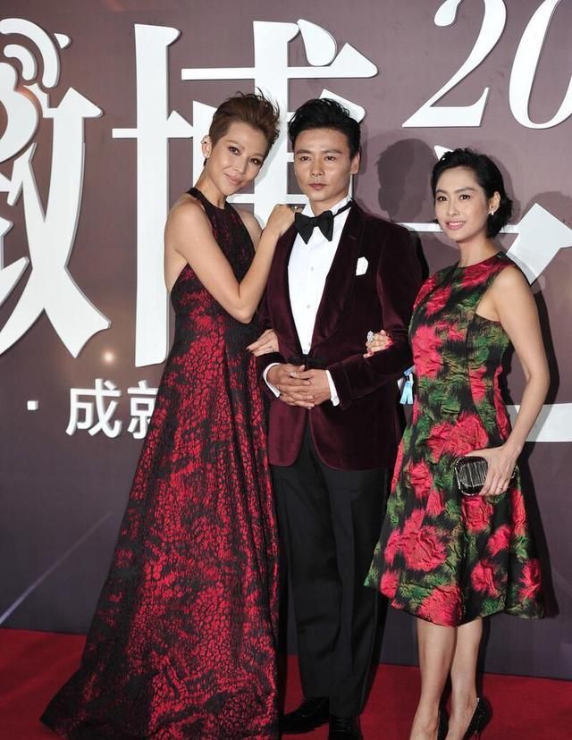 原来朱茵这么矮吗和蔡少芬同台有身高差看气场强大不像一米六