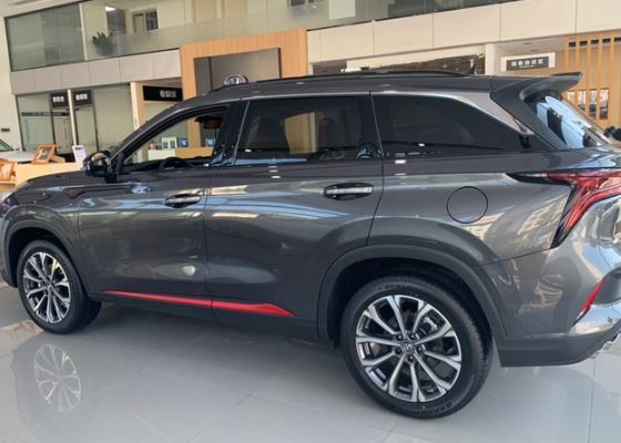 2021款长安cs75plus到店贯穿式前大灯很亮眼配超声波雷达