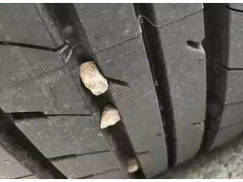 轮胎缝塞入“异物”，抠下来后车主乐坏了，竟然捡了几千块