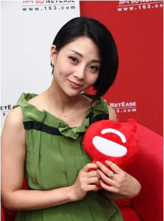 换了发型的殷桃也太美了吧!一身"清爽绿"尽显优雅大气