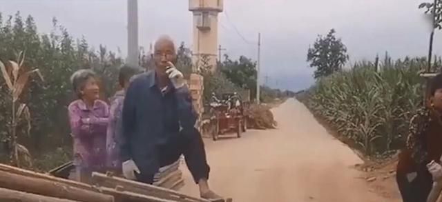 陕西新人婚礼途中被村民拦车讨彩:5条烟都不够打发,不加不给走休闲区蓝鸢梦想 - Www.slyday.coM 陕西新人婚礼途中被村民拦车讨彩:5条烟都不够打发,不加不给走休闲区蓝鸢梦想 - Www.slyday.coM