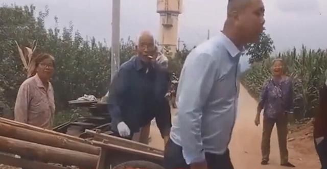 陕西新人婚礼途中被村民拦车讨彩:5条烟都不够打发,不加不给走休闲区蓝鸢梦想 - Www.slyday.coM 陕西新人婚礼途中被村民拦车讨彩:5条烟都不够打发,不加不给走休闲区蓝鸢梦想 - Www.slyday.coM