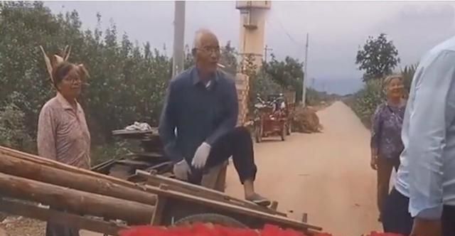 陕西新人婚礼途中被村民拦车讨彩:5条烟都不够打发,不加不给走休闲区蓝鸢梦想 - Www.slyday.coM 陕西新人婚礼途中被村民拦车讨彩:5条烟都不够打发,不加不给走休闲区蓝鸢梦想 - Www.slyday.coM