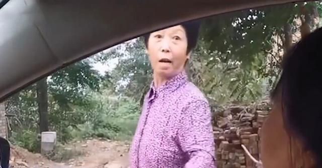 陕西新人婚礼途中被村民拦车讨彩:5条烟都不够打发,不加不给走休闲区蓝鸢梦想 - Www.slyday.coM 陕西新人婚礼途中被村民拦车讨彩:5条烟都不够打发,不加不给走休闲区蓝鸢梦想 - Www.slyday.coM