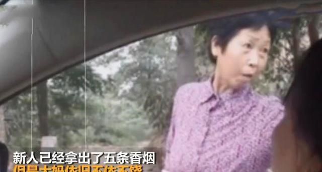 陕西新人婚礼途中被村民拦车讨彩:5条烟都不够打发,不加不给走休闲区蓝鸢梦想 - Www.slyday.coM 陕西新人婚礼途中被村民拦车讨彩:5条烟都不够打发,不加不给走休闲区蓝鸢梦想 - Www.slyday.coM