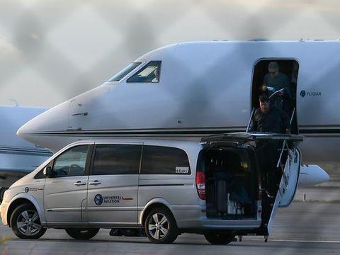 西父亲乘私人飞机抵达巴塞罗那！机场表态，巴萨想续约两年