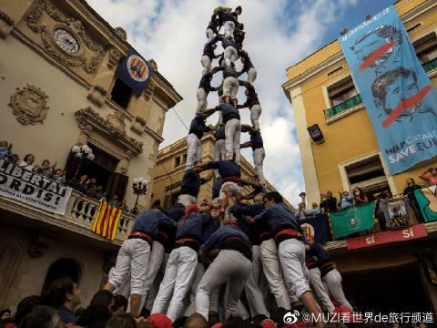 西班牙又一个奇葩节日，将人堆叠成塔，比斗牛还疯狂！