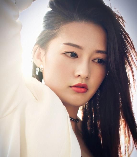 19岁李沁 出道照 太惊艳 五官立体精致 一双手仿佛被上帝吻过
