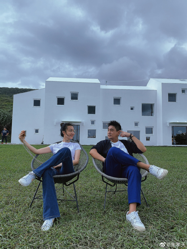 朱孝天和妻子甜蜜出游，39岁韩雯雯蜂腰翘臀长腿，魔鬼身材绝了韩雯雯朱孝天蜂腰