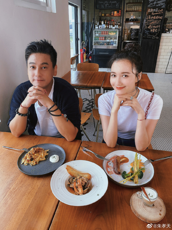 朱孝天和妻子甜蜜出游，39岁韩雯雯蜂腰翘臀长腿，魔鬼身材绝了韩雯雯朱孝天蜂腰