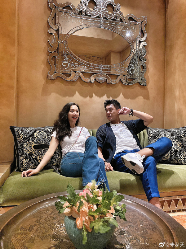 朱孝天和妻子甜蜜出游，39岁韩雯雯蜂腰翘臀长腿，魔鬼身材绝了韩雯雯朱孝天蜂腰