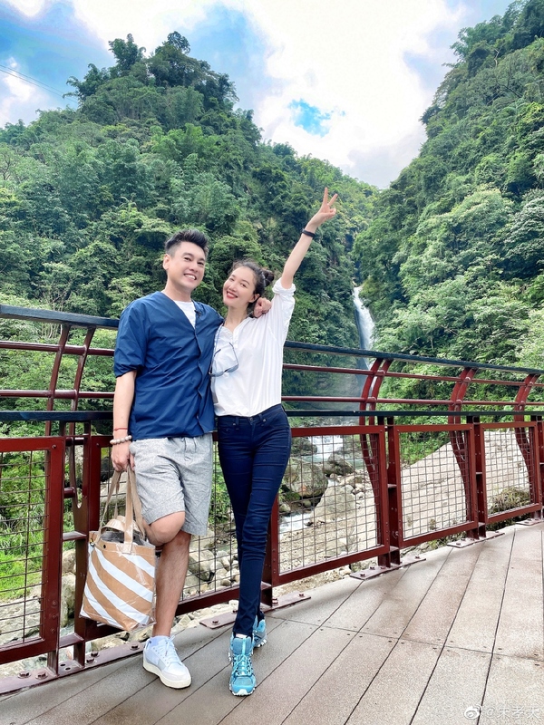 朱孝天和妻子甜蜜出游，39岁韩雯雯蜂腰翘臀长腿，魔鬼身材绝了韩雯雯朱孝天蜂腰