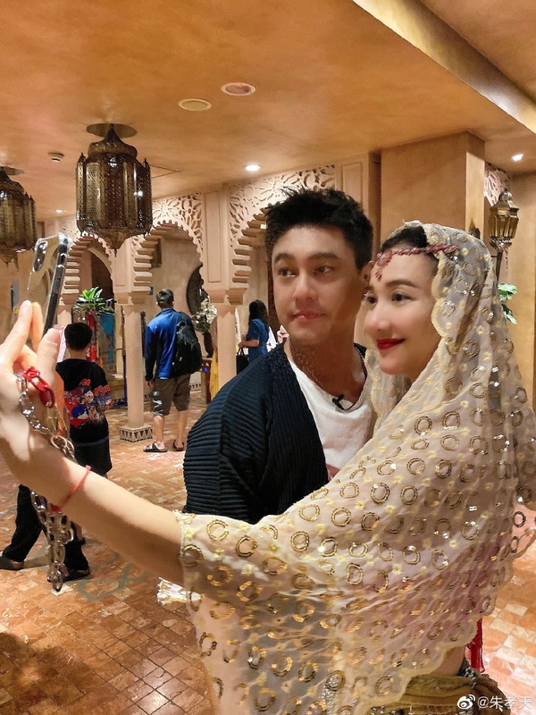 朱孝天和妻子甜蜜出游，39岁韩雯雯蜂腰翘臀长腿，魔鬼身材绝了韩雯雯朱孝天蜂腰