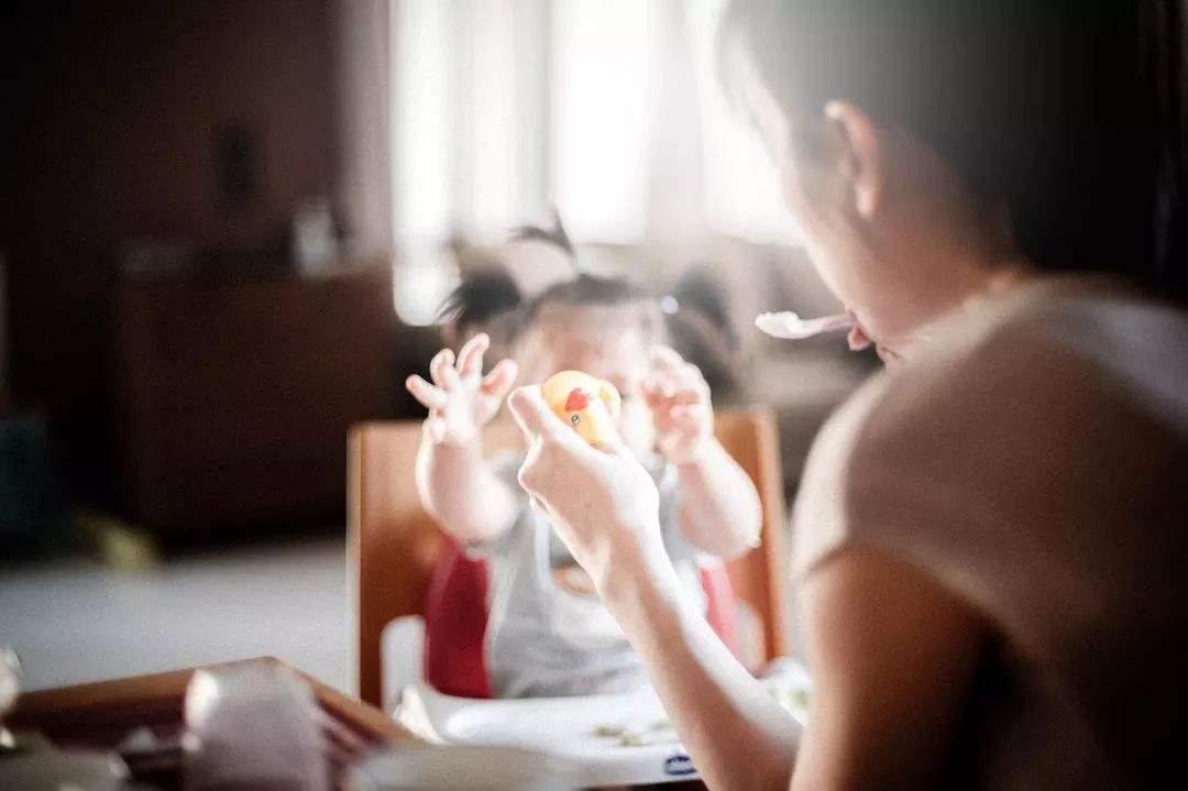 贵州一女婴被遗弃在公厕纸篓，妈妈成众矢之的，然而她也是受害者