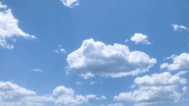 今天的保定晴空万里,万里无云,天空飘着朵朵白云!