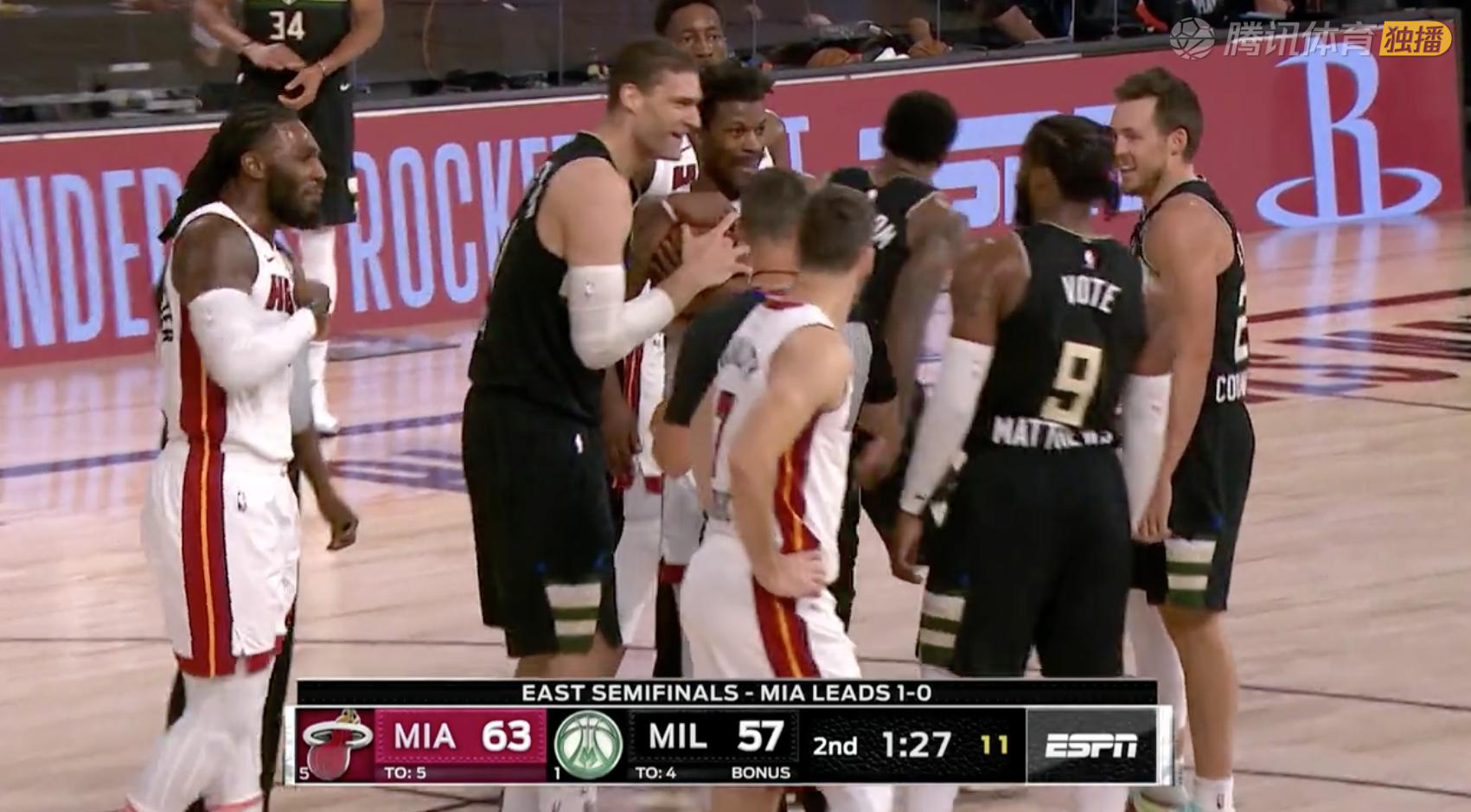 【影片】你是來跳舞的吧?大Lopez和Butler魔性爭球原地轉圈圈,連裁判都忍不住笑了!-黑特籃球-NBA新聞影音圖片分享社區