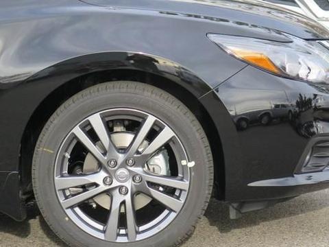 轮胎胎壁蹭破了还能用吗？伪理论太多别被误导，记住几个标准