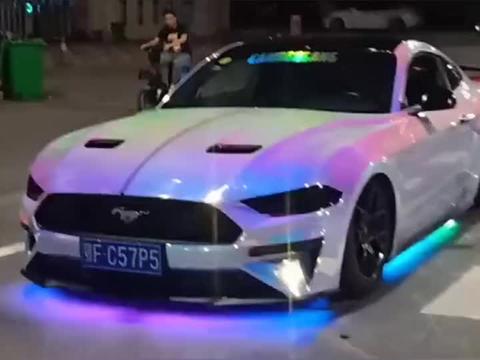 野马的车漆颜色和底盘灯太配了！