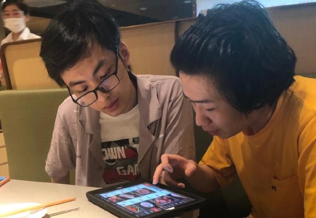 赖神带神秘外援饭店连线嘲讽吕德华下一秒反应吓到网友