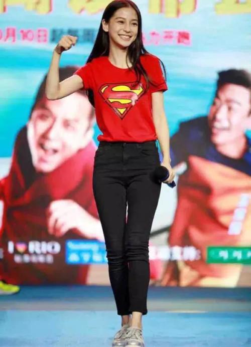 杨颖穿五分裤走机场还搭了双长靴身材五五分很真实了