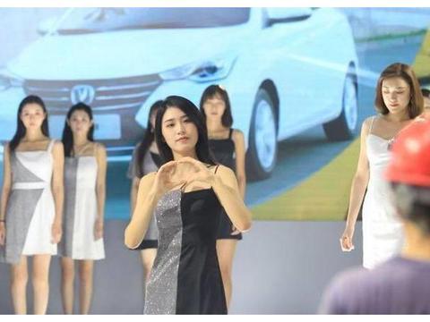 探营车展：演员模特进行排练，为明日车展做准备