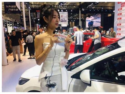 网红车模现身齐鲁国际车展，快来为你喜欢的她点赞！
