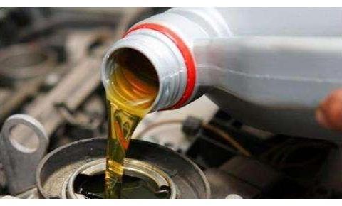 汽车机油有讲究，换早了费钱换晚了伤车，别再被4s店忽悠了