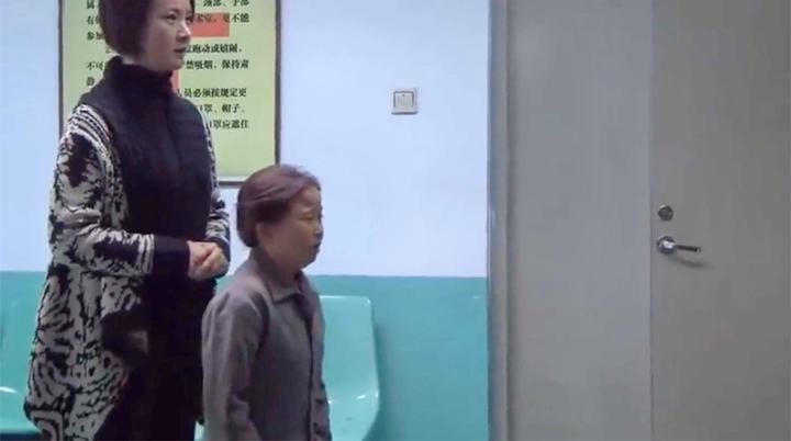 樱桃红之袖珍妈妈:笑笑出车祸送进医院,袖珍妈妈在病床前陪伴!