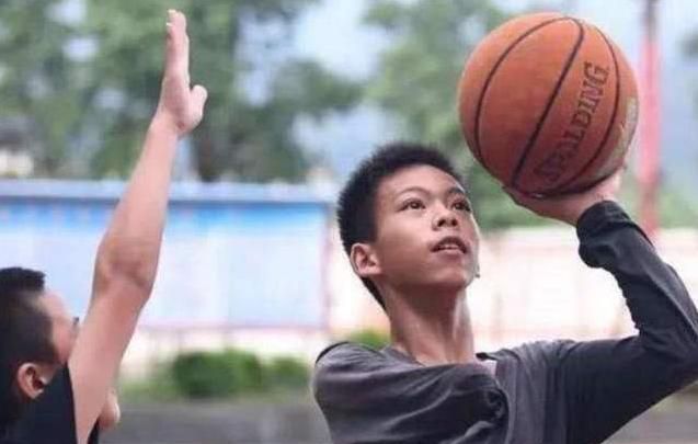 独臂篮球少年张家成,被nba看重,或能在篮网主场和欧文过招!