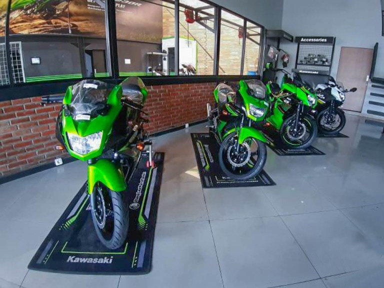 川崎ninja150,川崎ninja250 停产的二冲车型川崎ninja150rr全新车拍卖只要3万