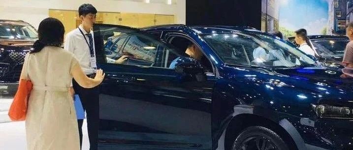 错过要再等一年 齐鲁国际车展最后一天，有市民请假来订车