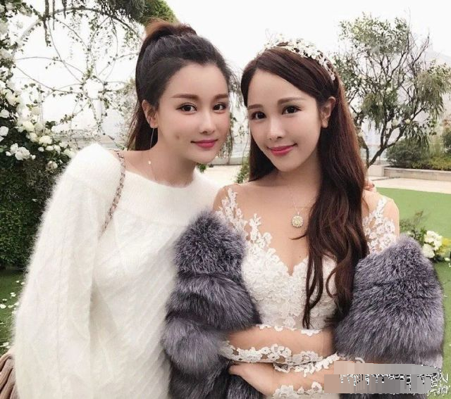 谁能想到,林珊珊和滕雨佳当初还是会参加对方婚礼的好姐妹关系呢.