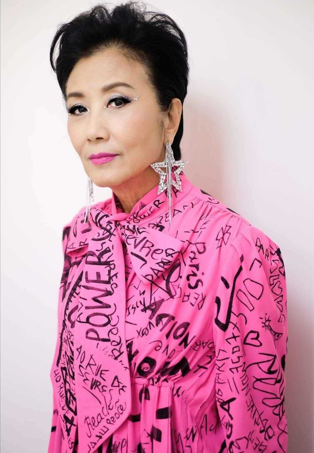 汪明荃奶奶太前卫了,穿玫粉色衬衫裙配银色长靴,扮嫩造型怪美的休闲区蓝鸢梦想 - Www.slyday.coM 汪明荃奶奶太前卫了,穿玫粉色衬衫裙配银色长靴,扮嫩造型怪美的休闲区蓝鸢梦想 - Www.slyday.coM