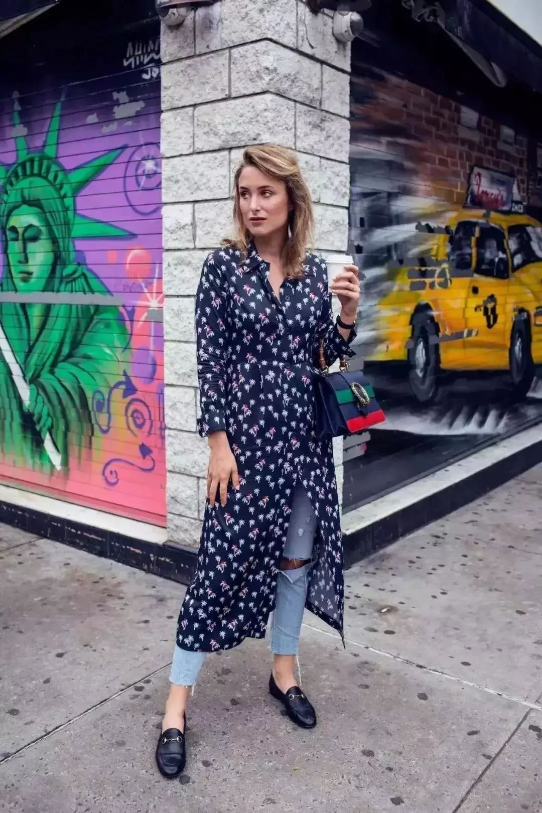 汪明荃奶奶太前卫了,穿玫粉色衬衫裙配银色长靴,扮嫩造型怪美的休闲区蓝鸢梦想 - Www.slyday.coM 汪明荃奶奶太前卫了,穿玫粉色衬衫裙配银色长靴,扮嫩造型怪美的休闲区蓝鸢梦想 - Www.slyday.coM