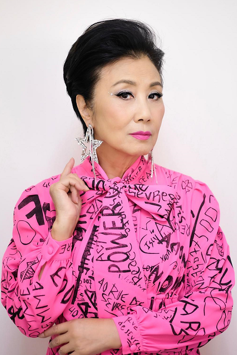 汪明荃奶奶太前卫了,穿玫粉色衬衫裙配银色长靴,扮嫩造型怪美的休闲区蓝鸢梦想 - Www.slyday.coM 汪明荃奶奶太前卫了,穿玫粉色衬衫裙配银色长靴,扮嫩造型怪美的休闲区蓝鸢梦想 - Www.slyday.coM