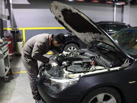 新车首保是看时间呢？还是看公里数呢？