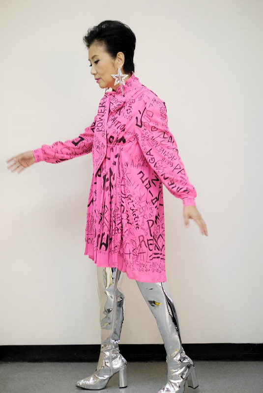 汪明荃奶奶太前卫了,穿玫粉色衬衫裙配银色长靴,扮嫩造型怪美的休闲区蓝鸢梦想 - Www.slyday.coM 汪明荃奶奶太前卫了,穿玫粉色衬衫裙配银色长靴,扮嫩造型怪美的休闲区蓝鸢梦想 - Www.slyday.coM