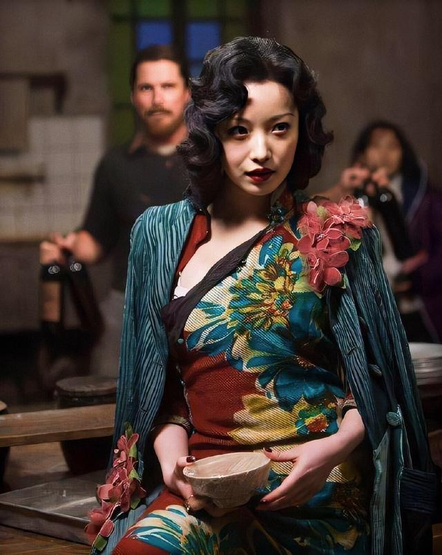 倪妮金陵十三钗后再拍民国剧穿粉色旗袍优雅甜美气质惊艳