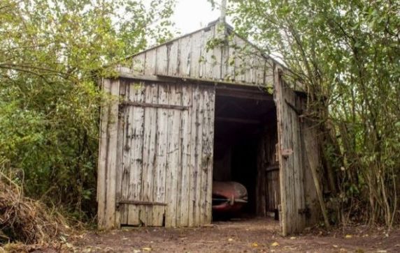 小伙为圆梦想买一套别墅，车库内竟有一辆天价豪车，直呼赚大了！