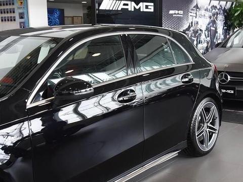 四个战斗尾排，2,0T爆421马力，号称“公路钢炮”，奔驰又一大招