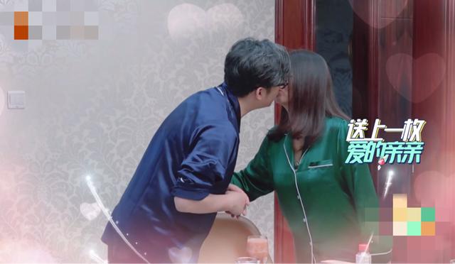 李湘王岳伦风波后秀恩爱,当众玩亲亲,女方紧挽着老公手臂不撒手 李湘王岳伦风波后秀恩爱,当众玩亲亲,女方紧挽着老公手臂不撒手