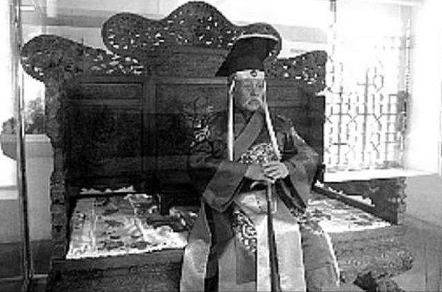 近代2位坐过龙椅的人结局如何?故宫龙椅