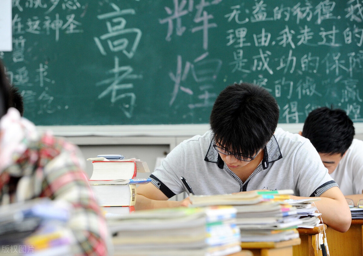 2020高考700分以上成排名_2020年高考数据解读:700分以上人数暴增