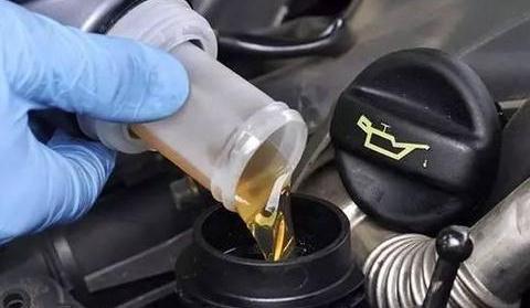 5000公里就要换机油？老司机：想要发动机“短命”，就这么做